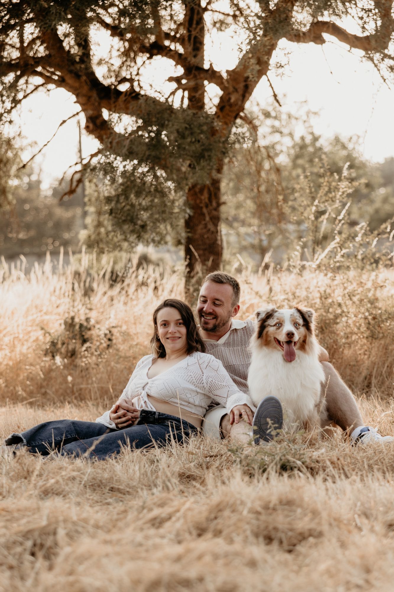 Laura et JB avec leur chien dans les herbes sèches